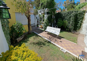Venta Casa de 3 ambientes con Jardín -  Santos Lugares.