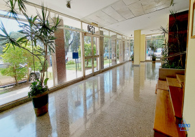 Departamento de 3 ambientes al frente con balcón aterrazado en venta en Villa Raffo.