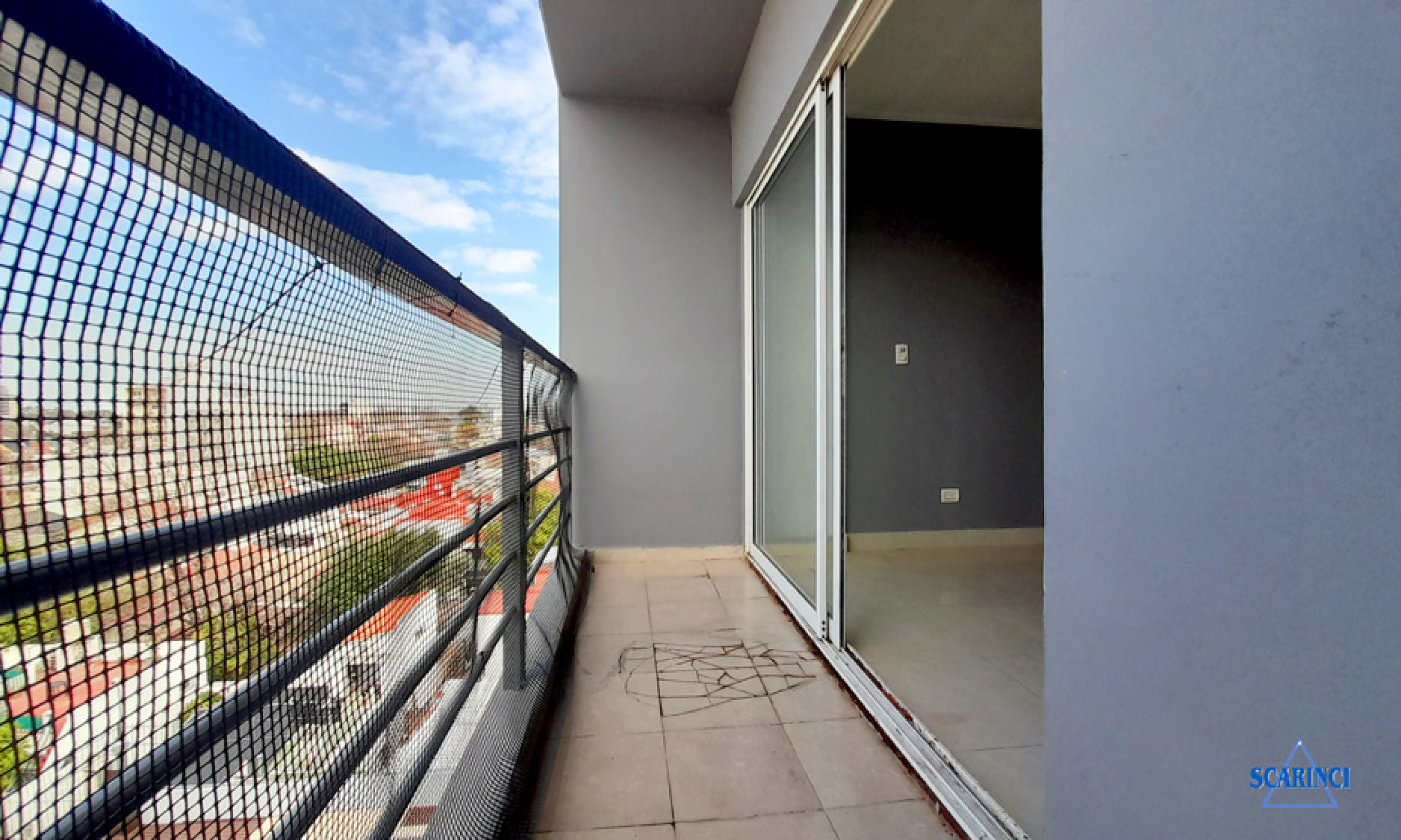 Monoambiente en alquiler con balcón - Sum - Santos Lugares.