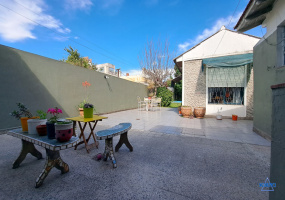 Casa en venta con pileta - jardín y garage en Villa Lynch 
