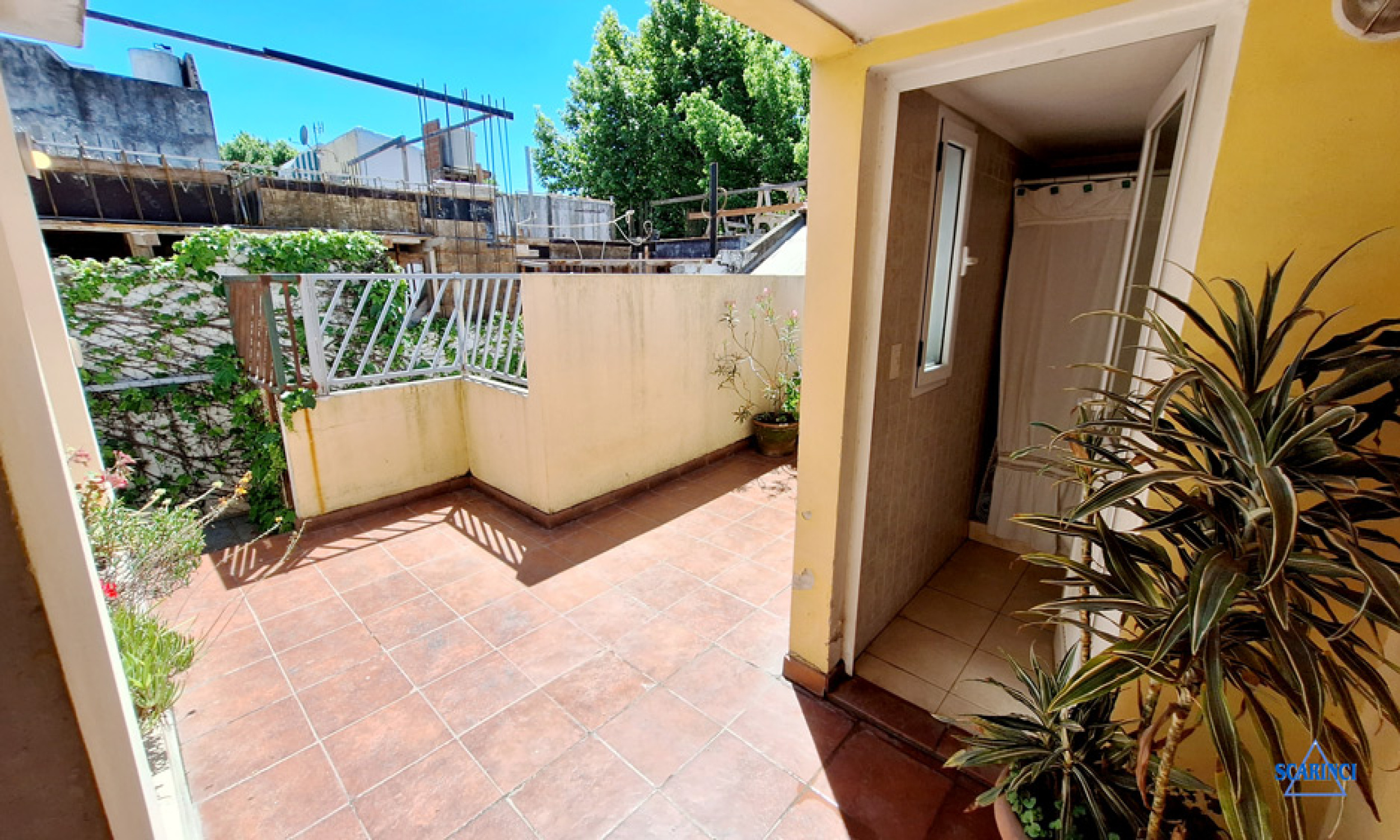Casa en venta de 5 ambientes 2 viviendas en Caseros.