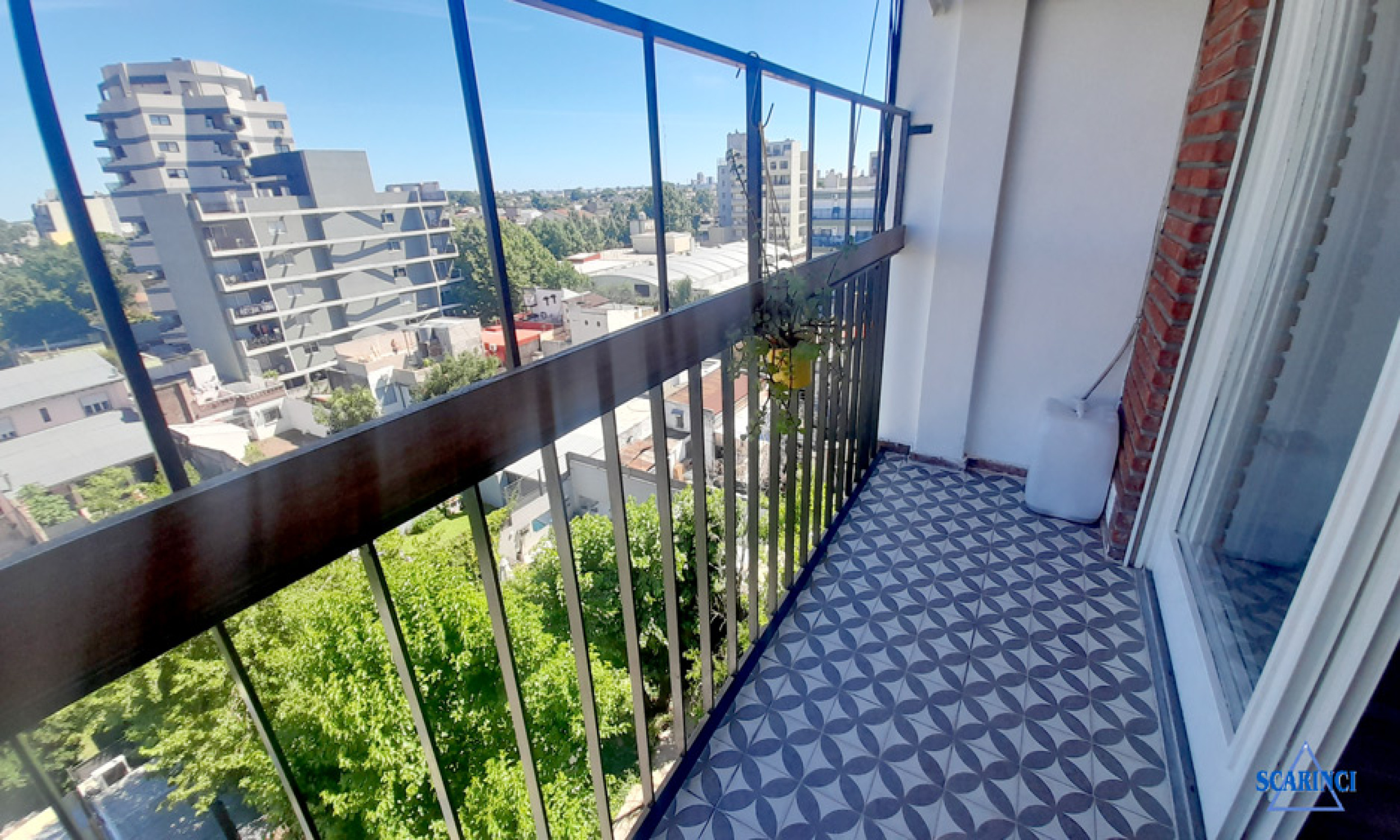 Mono ambiente con balcón en alquiler Sáenz Peña.