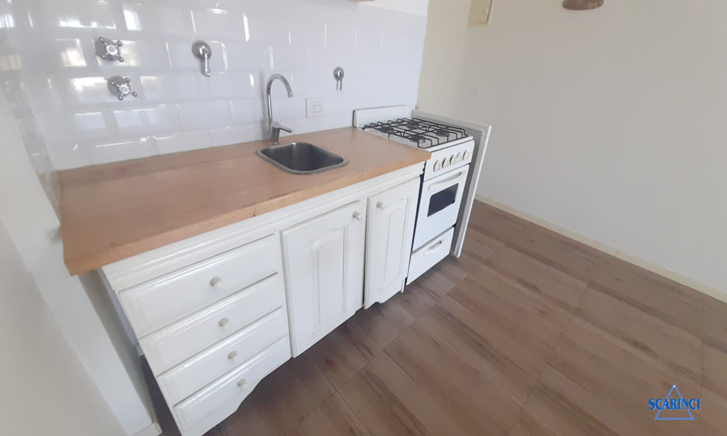 Mono ambiente con balcón en alquiler Sáenz Peña.