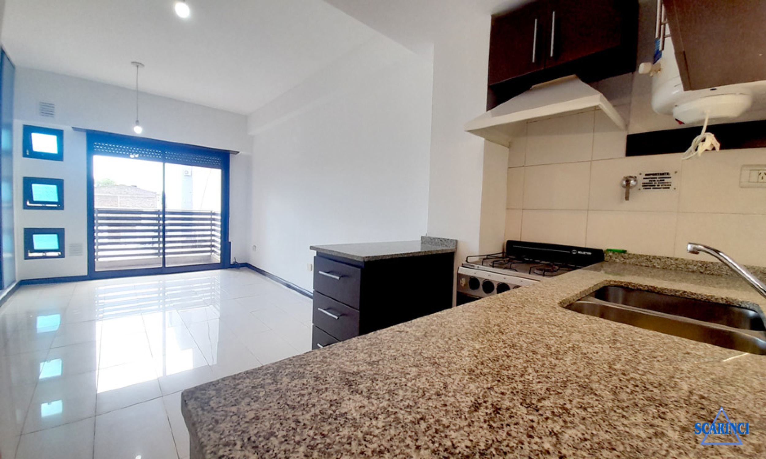 Departamento al frente monoambiente en alquiler con balcón Sáenz Peña.