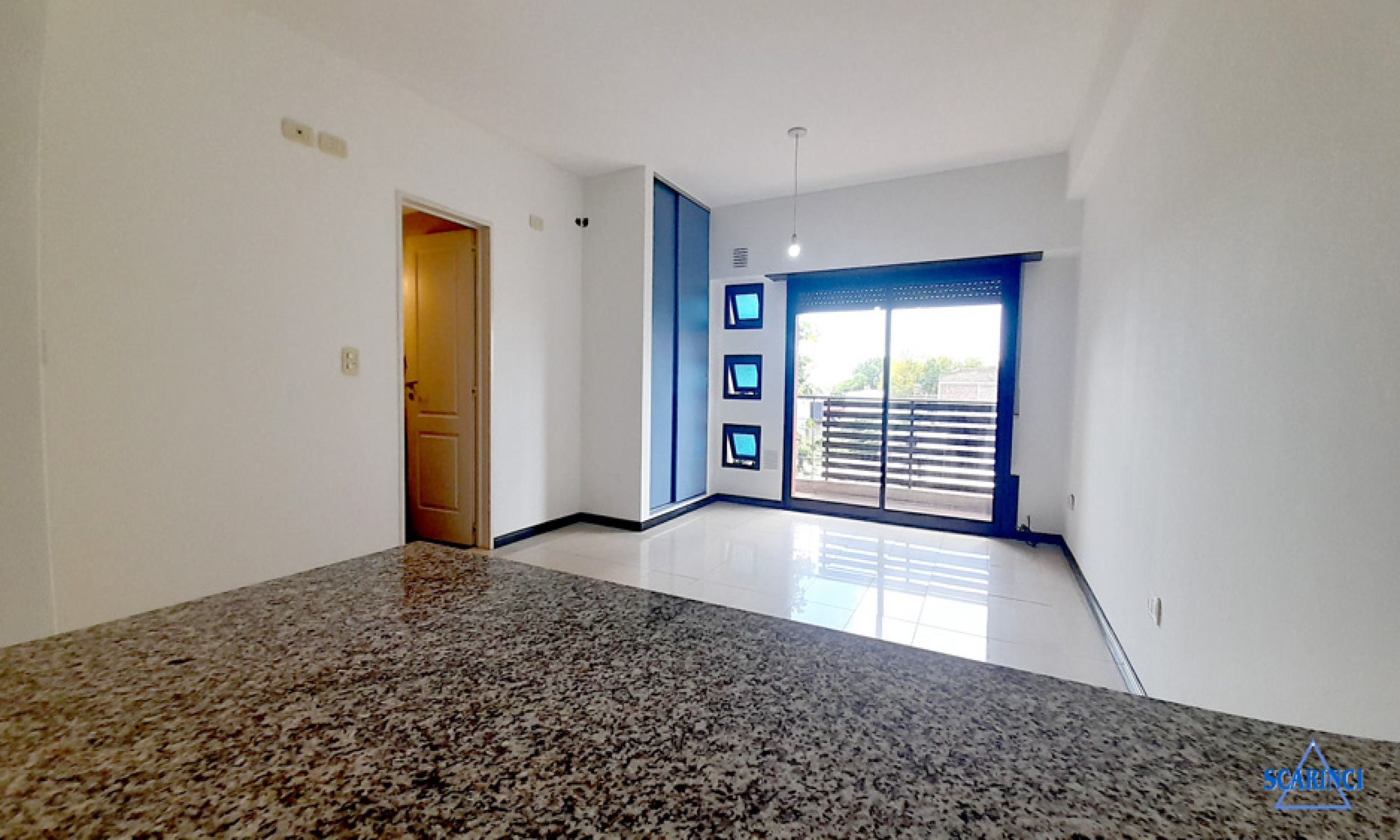 Departamento al frente monoambiente en alquiler con balcón Sáenz Peña.