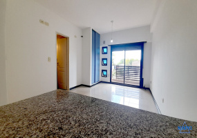 Departamento al frente monoambiente en alquiler con balcón Sáenz Peña.