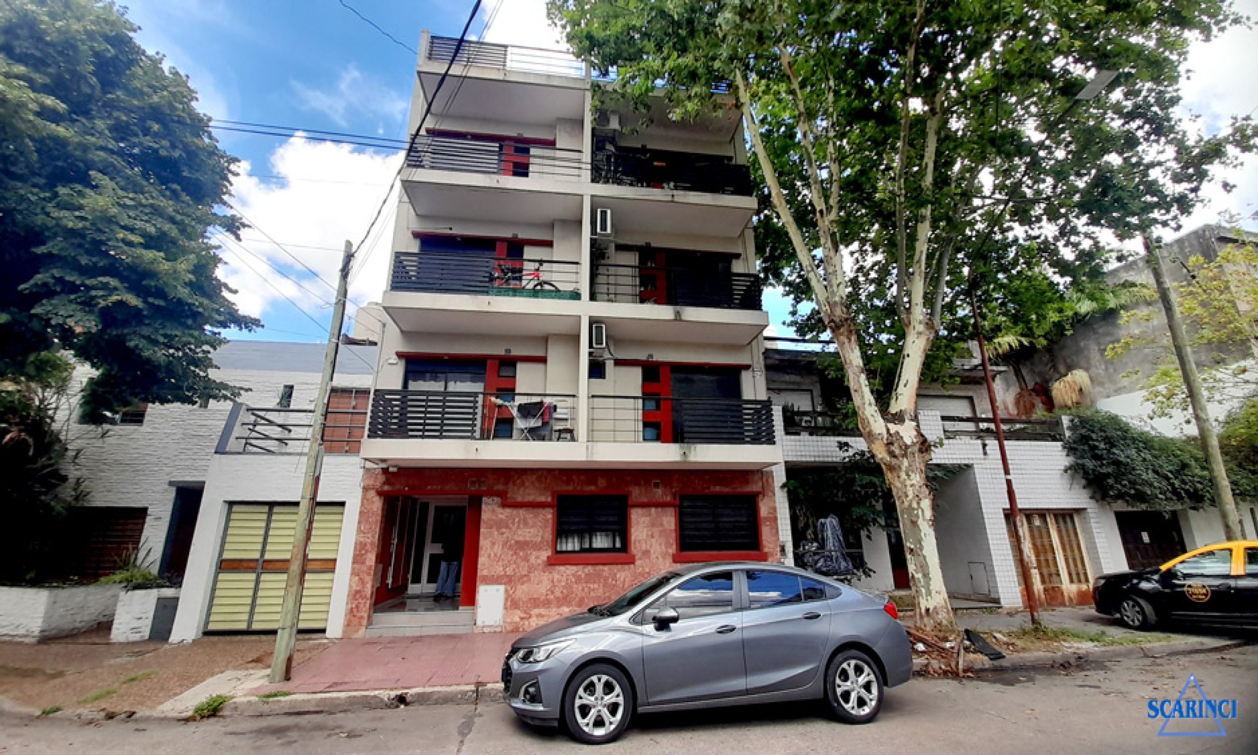 Departamento al frente monoambiente en alquiler con balcón Sáenz Peña.