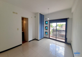 Departamento al frente monoambiente en alquiler con balcón Sáenz Peña.