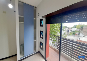 Departamento al frente monoambiente en alquiler con balcón Sáenz Peña.