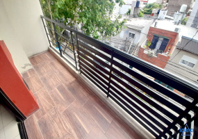 Departamento al frente monoambiente en alquiler con balcón Sáenz Peña.