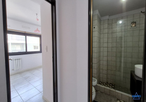 Departamento en alquiler de 2 ambientes al frente con balcón y Sum con parrilla en Sáenz Peña.