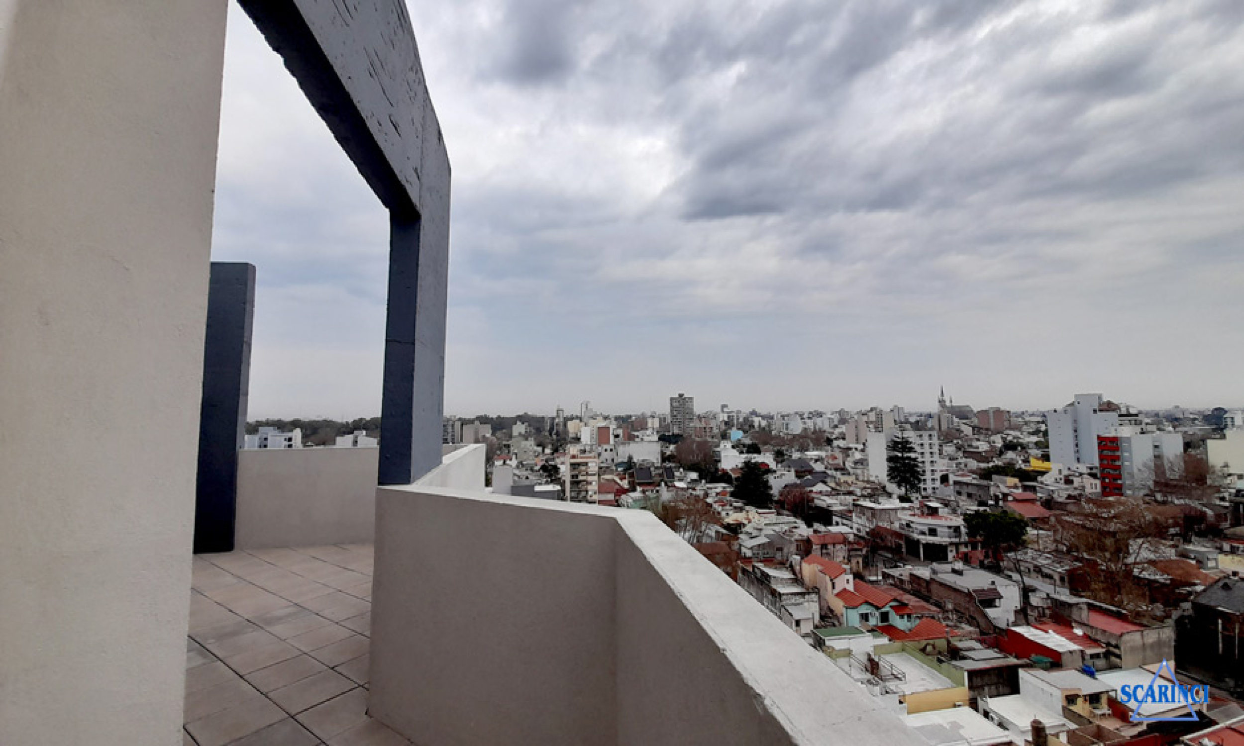 Departamento en alquiler de 2 ambientes al frente con balcón y Sum con parrilla en Sáenz Peña.
