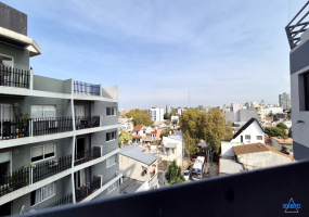 Departamento en alquiler de 2 ambientes al frente con balcón y Sum con parrilla en Sáenz Peña.