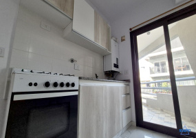 Departamento en alquiler de 2 ambientes al frente con balcón y Sum con parrilla en Sáenz Peña.