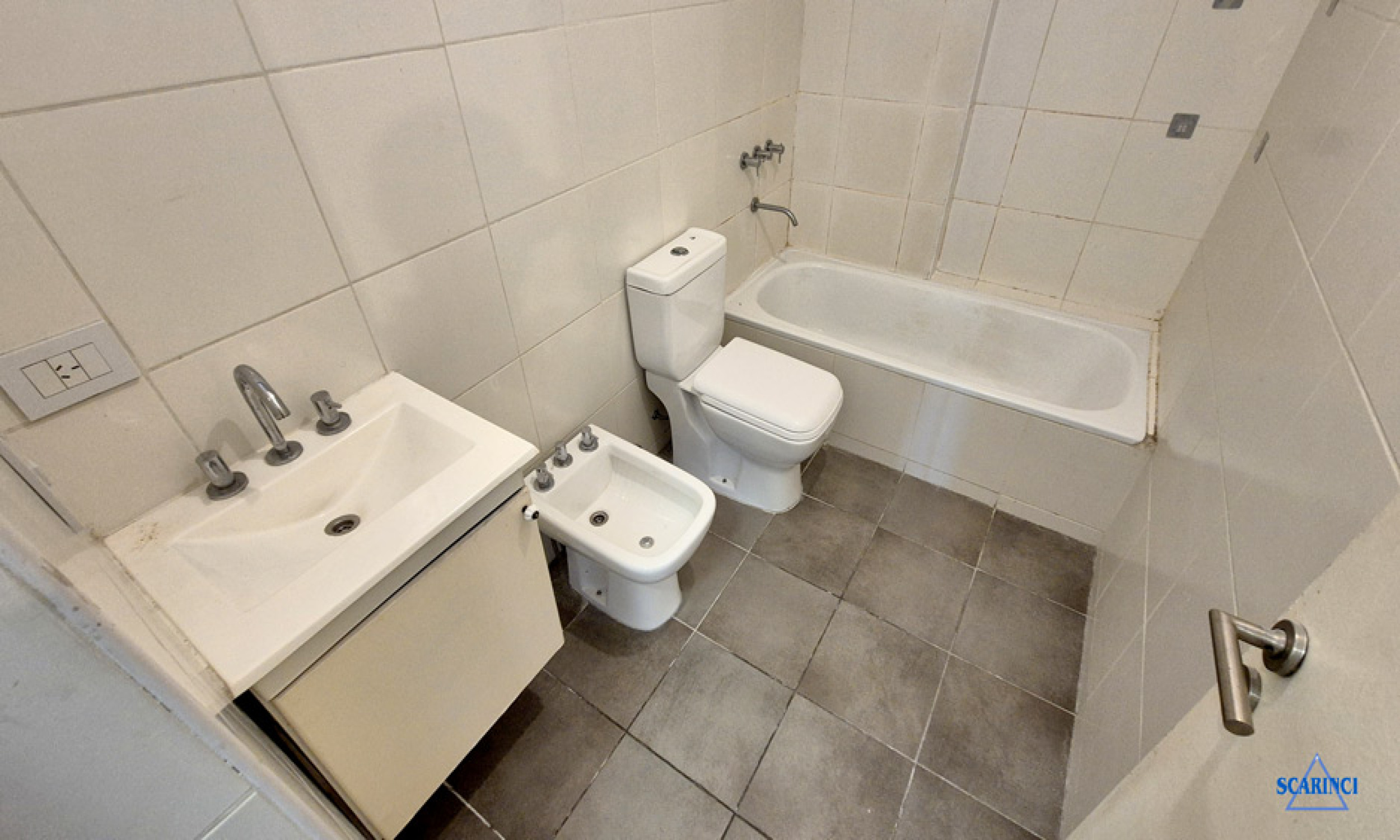 Alquiler Monoambiente divisible al frente con balcón Sáenz Peña.