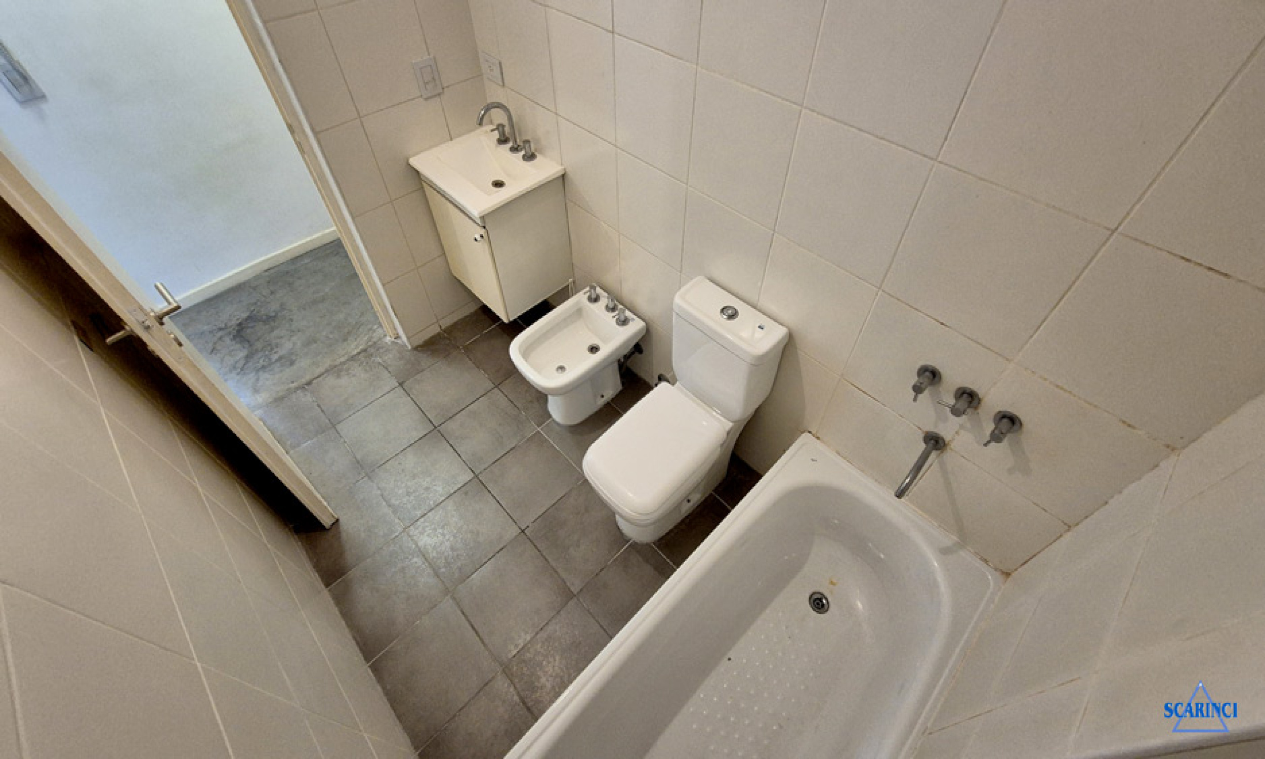 Alquiler Monoambiente divisible al frente con balcón Sáenz Peña.