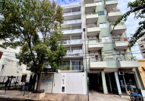 Alquiler Monoambiente divisible al frente con balcón Sáenz Peña.