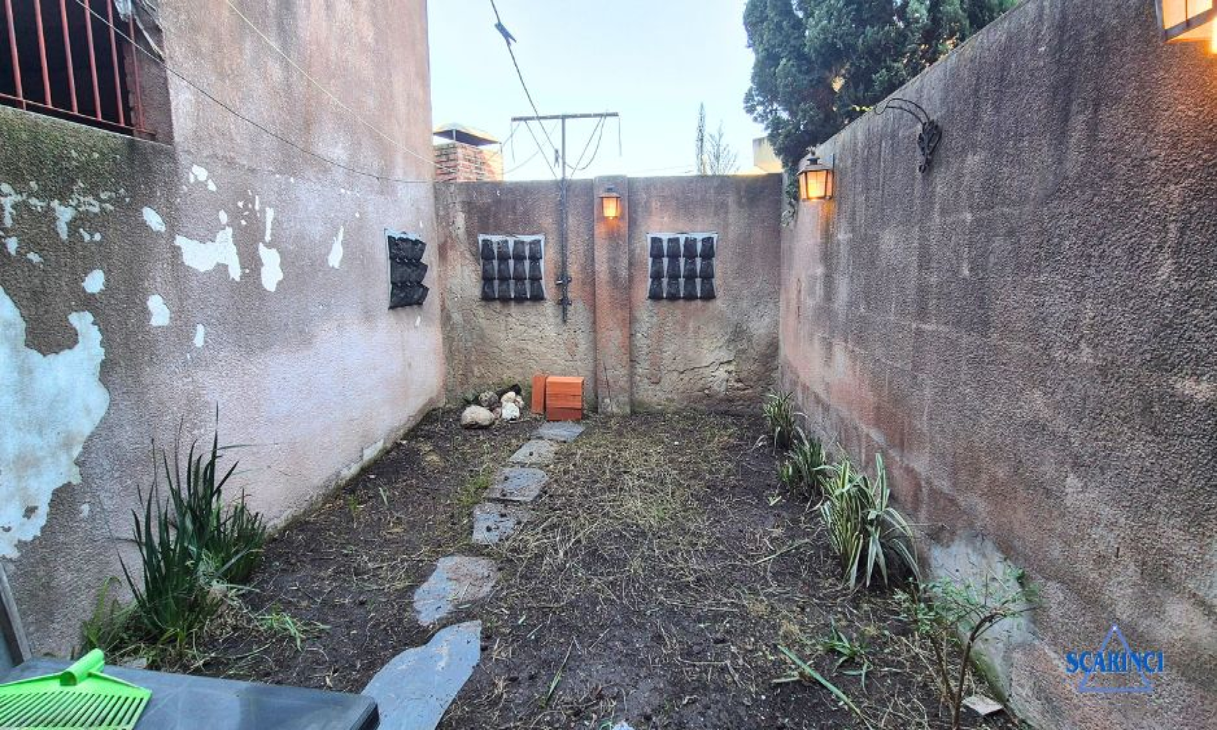 Venta de Triplex de 4 ambientes con cochera en subsuelo y fondo libre apto jardín o patio Palomar.