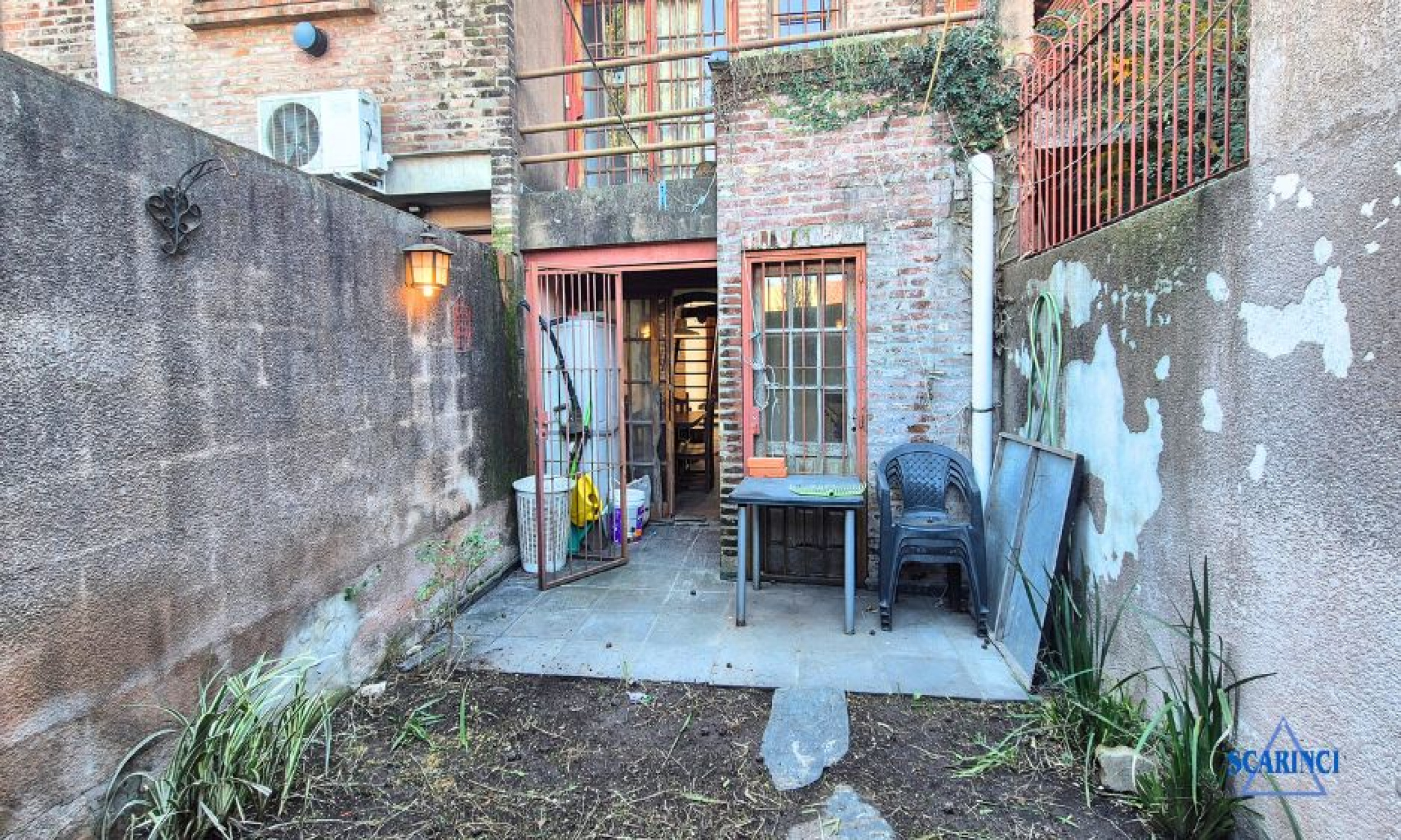 Venta de Triplex de 4 ambientes con cochera en subsuelo y fondo libre apto jardín o patio Palomar.