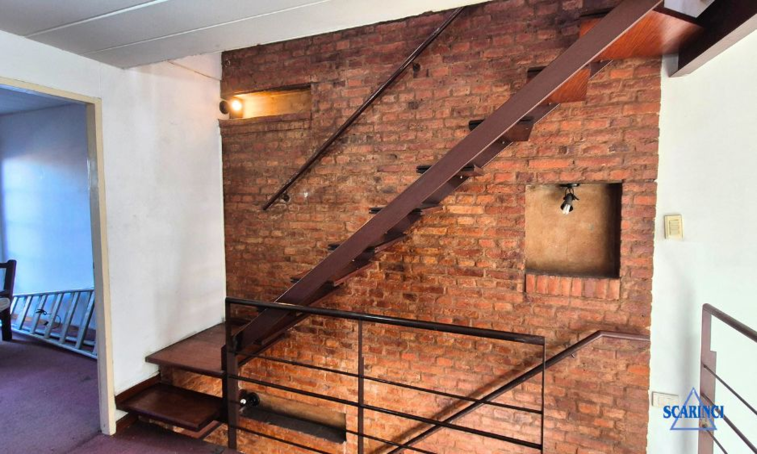 Venta de Triplex de 4 ambientes con cochera en subsuelo y fondo libre apto jardín o patio Palomar.