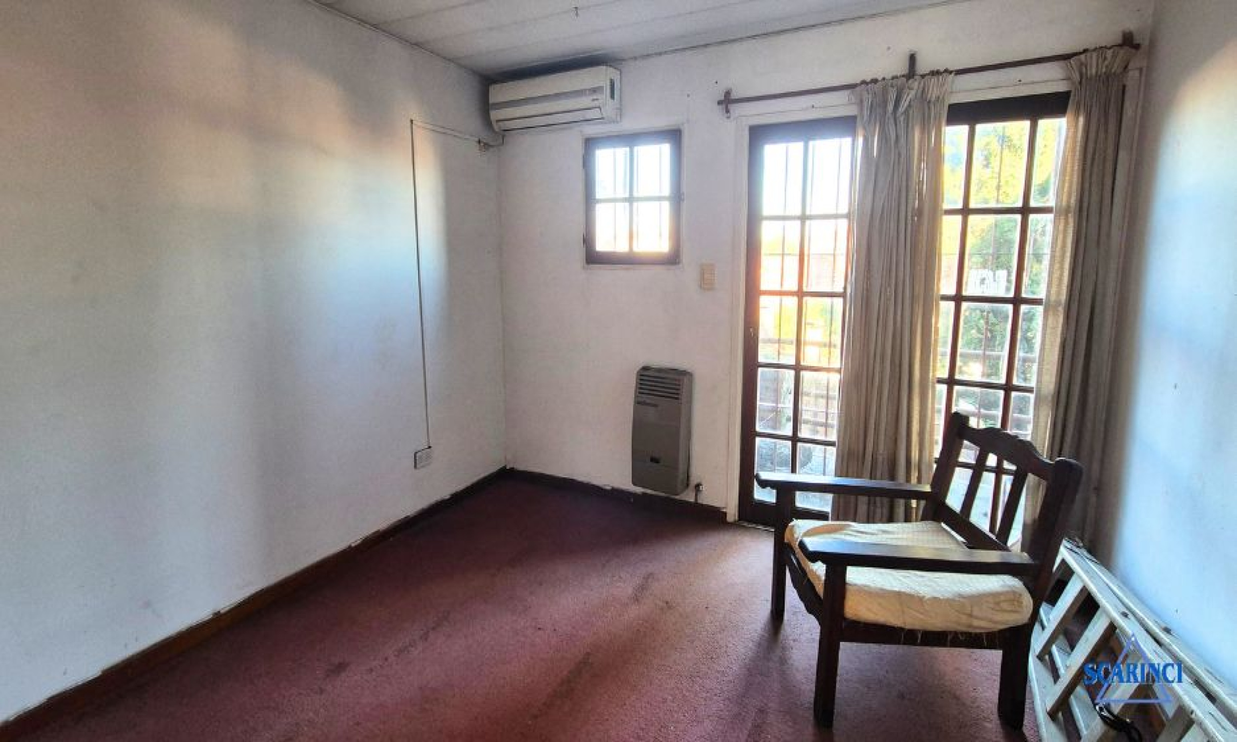 Venta de Triplex de 4 ambientes con cochera en subsuelo y fondo libre apto jardín o patio Palomar.