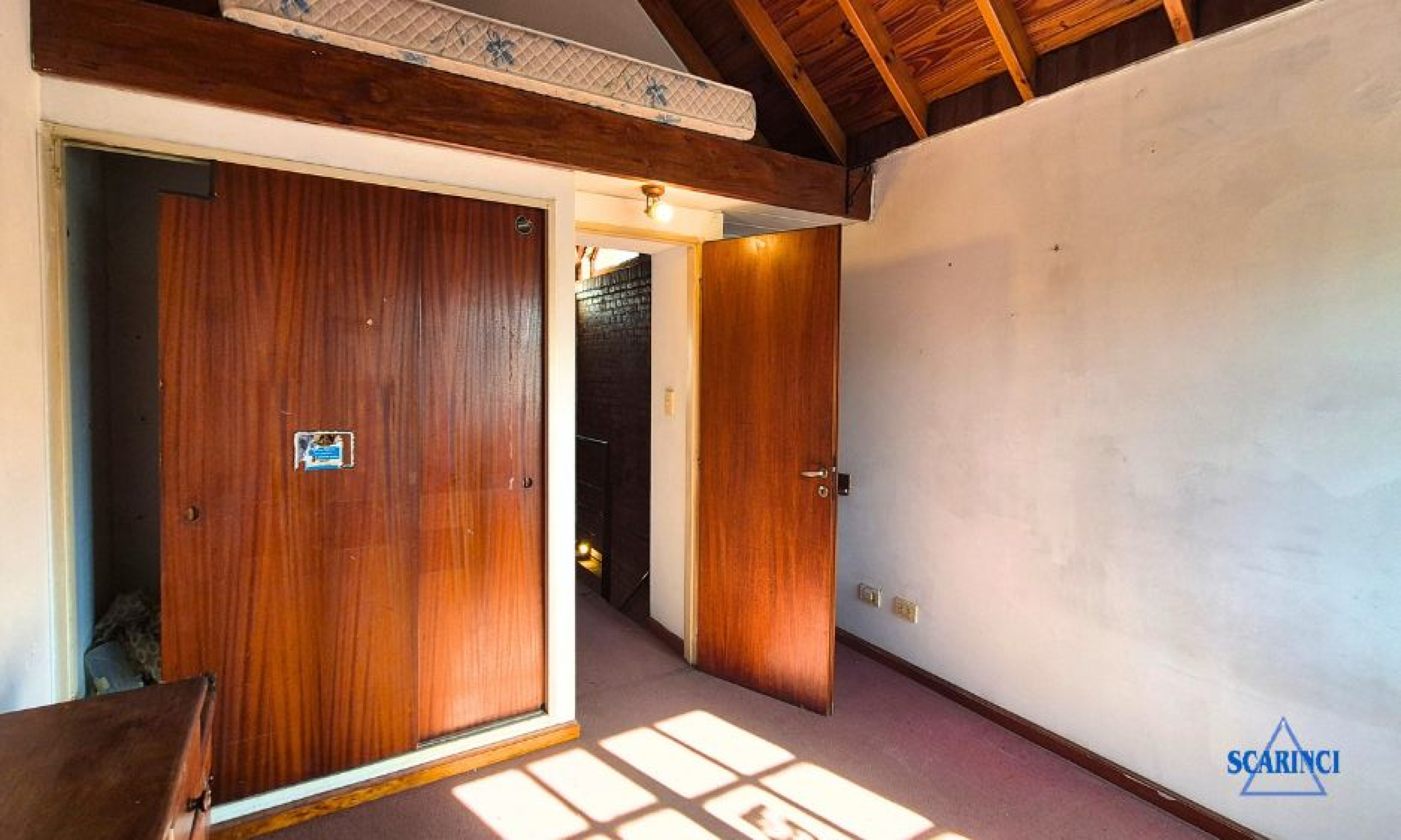 Venta de Triplex de 4 ambientes con cochera en subsuelo y fondo libre apto jardín o patio Palomar.