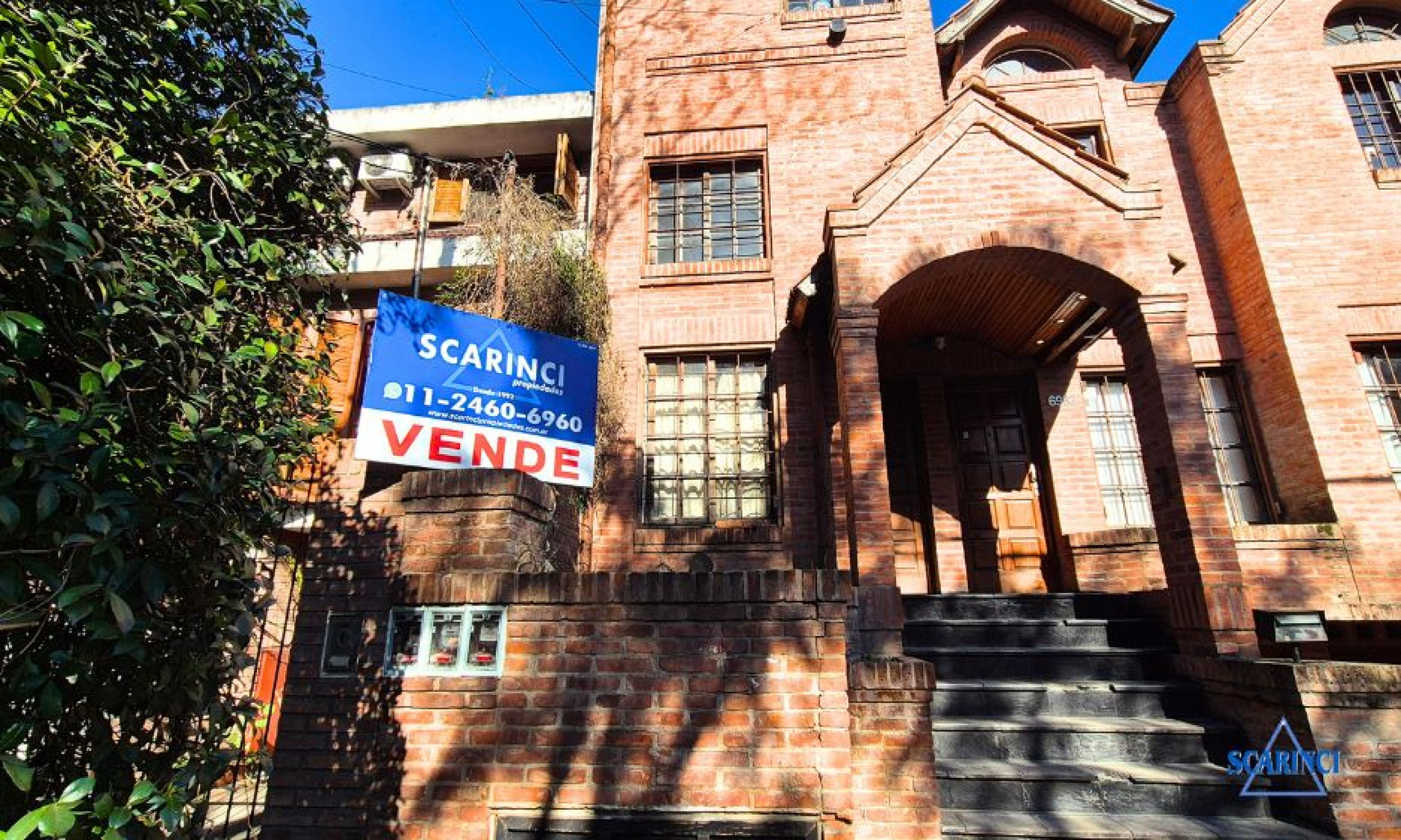 Venta de Triplex de 4 ambientes con cochera en subsuelo y fondo libre apto jardín o patio Palomar.