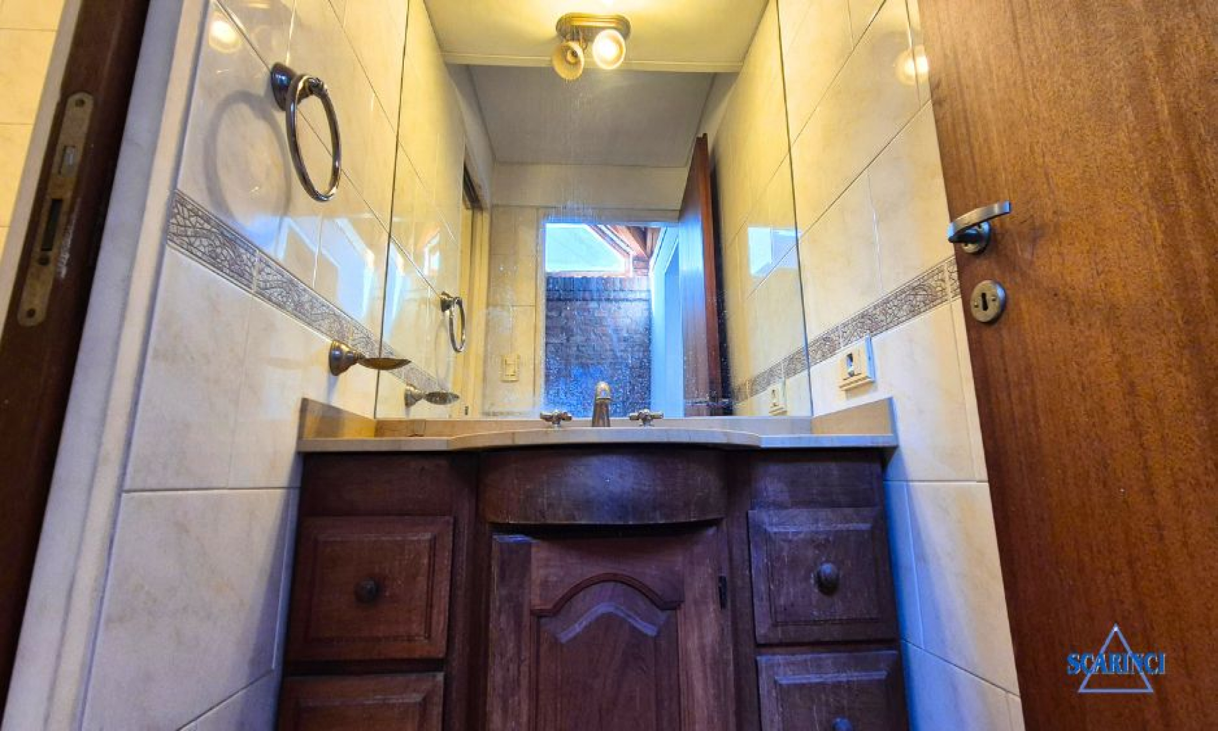 Venta de Triplex de 4 ambientes con cochera en subsuelo y fondo libre apto jardín o patio Palomar.