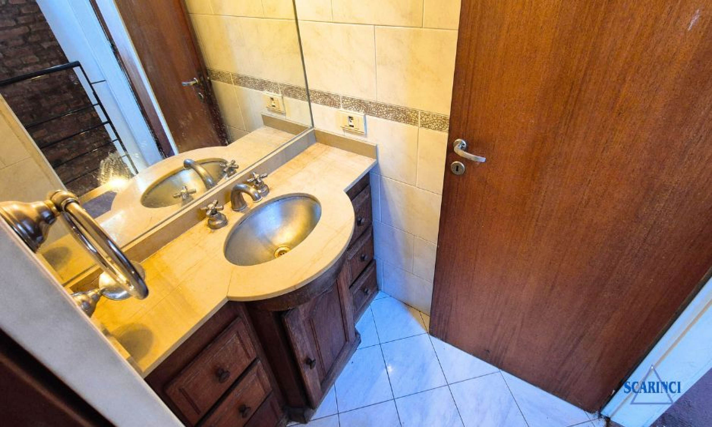 Venta de Triplex de 4 ambientes con cochera en subsuelo y fondo libre apto jardín o patio Palomar.