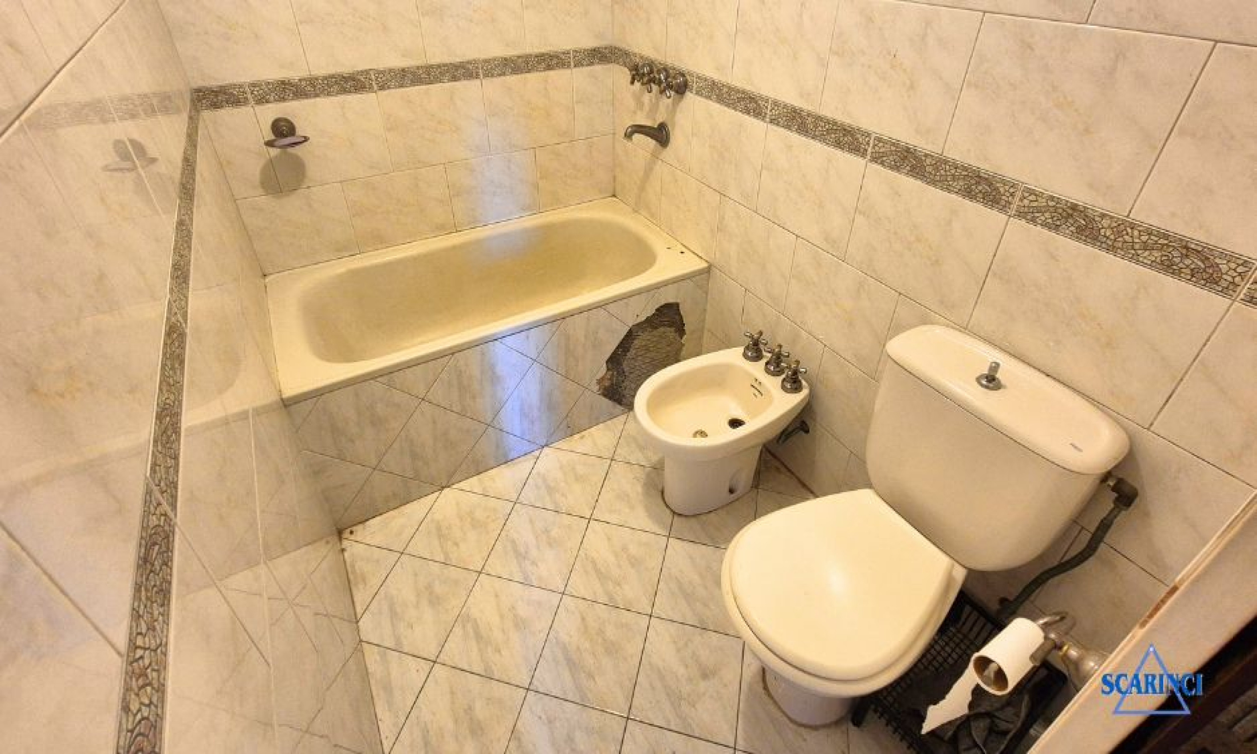 Venta de Triplex de 4 ambientes con cochera en subsuelo y fondo libre apto jardín o patio Palomar.