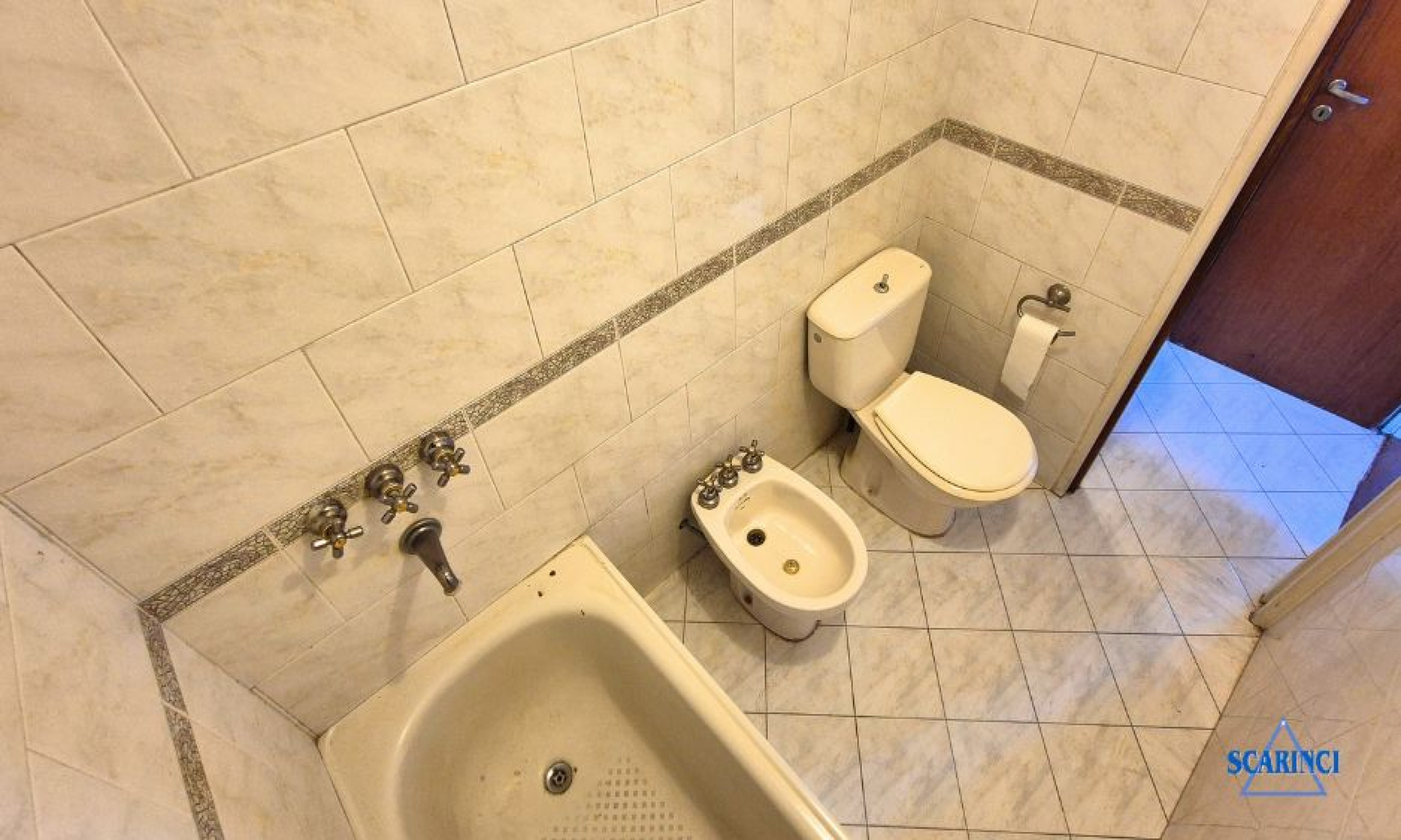 Venta de Triplex de 4 ambientes con cochera en subsuelo y fondo libre apto jardín o patio Palomar.