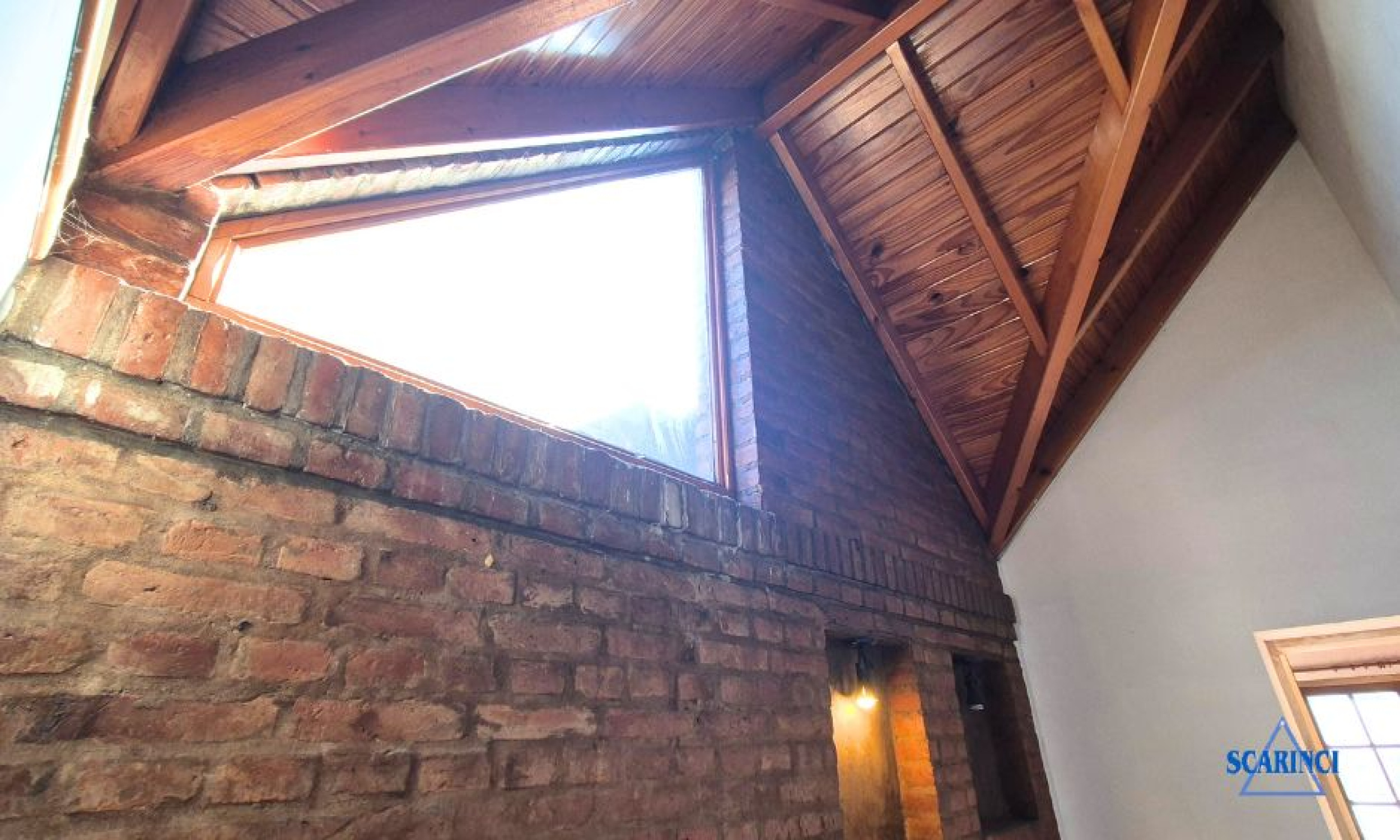 Venta de Triplex de 4 ambientes con cochera en subsuelo y fondo libre apto jardín o patio Palomar.