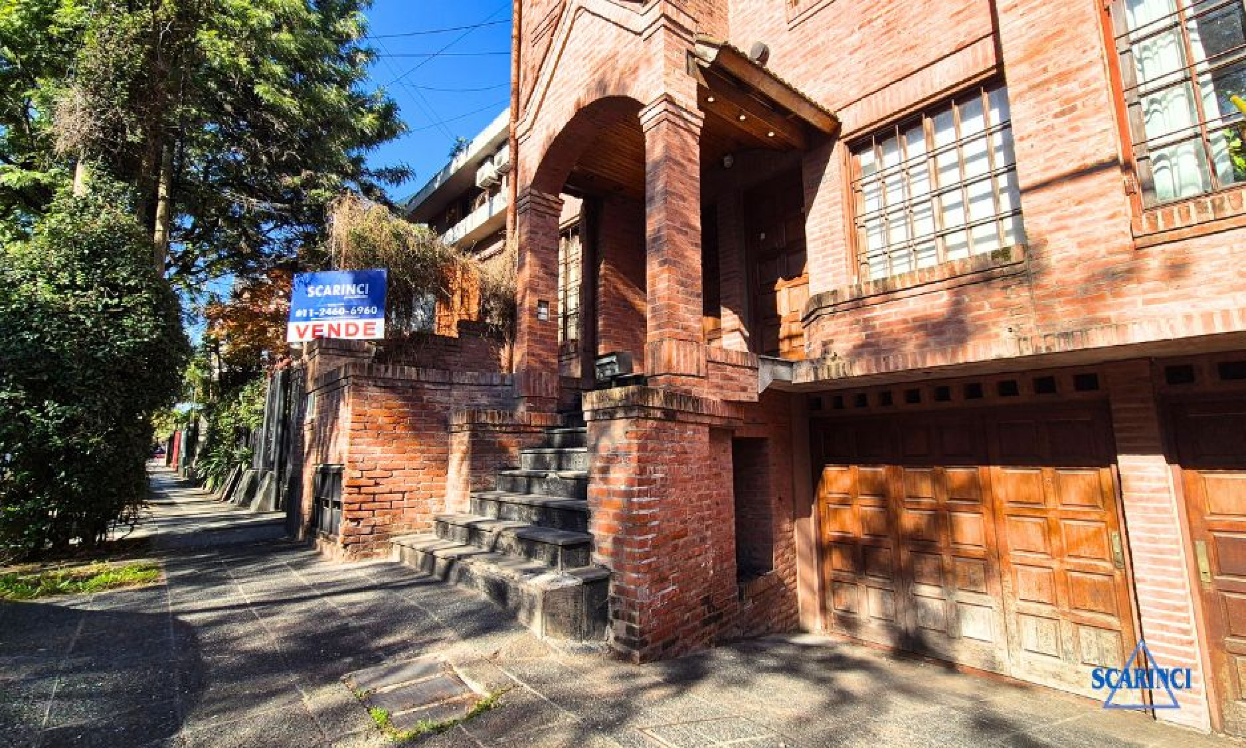 Venta de Triplex de 4 ambientes con cochera en subsuelo y fondo libre apto jardín o patio Palomar.