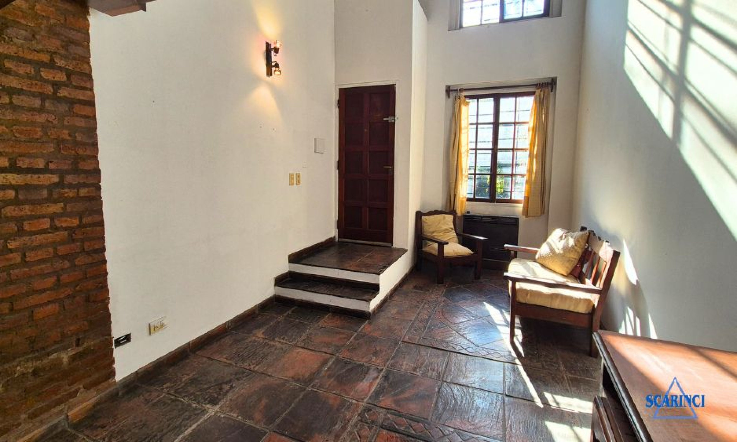 Venta de Triplex de 4 ambientes con cochera en subsuelo y fondo libre apto jardín o patio Palomar.