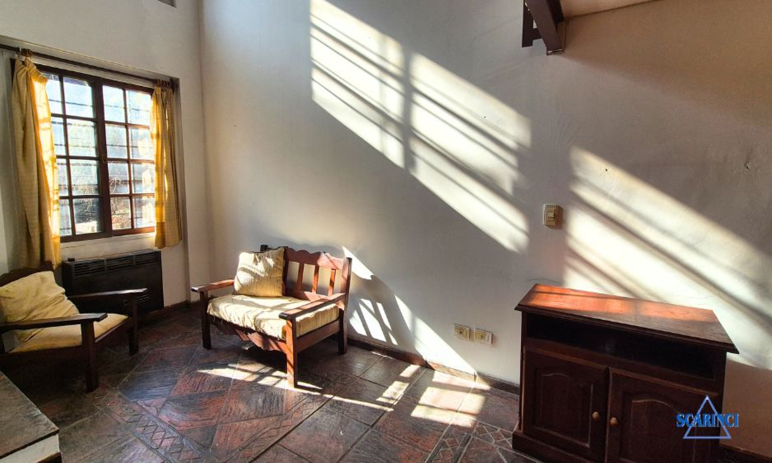 Venta de Triplex de 4 ambientes con cochera en subsuelo y fondo libre apto jardín o patio Palomar.