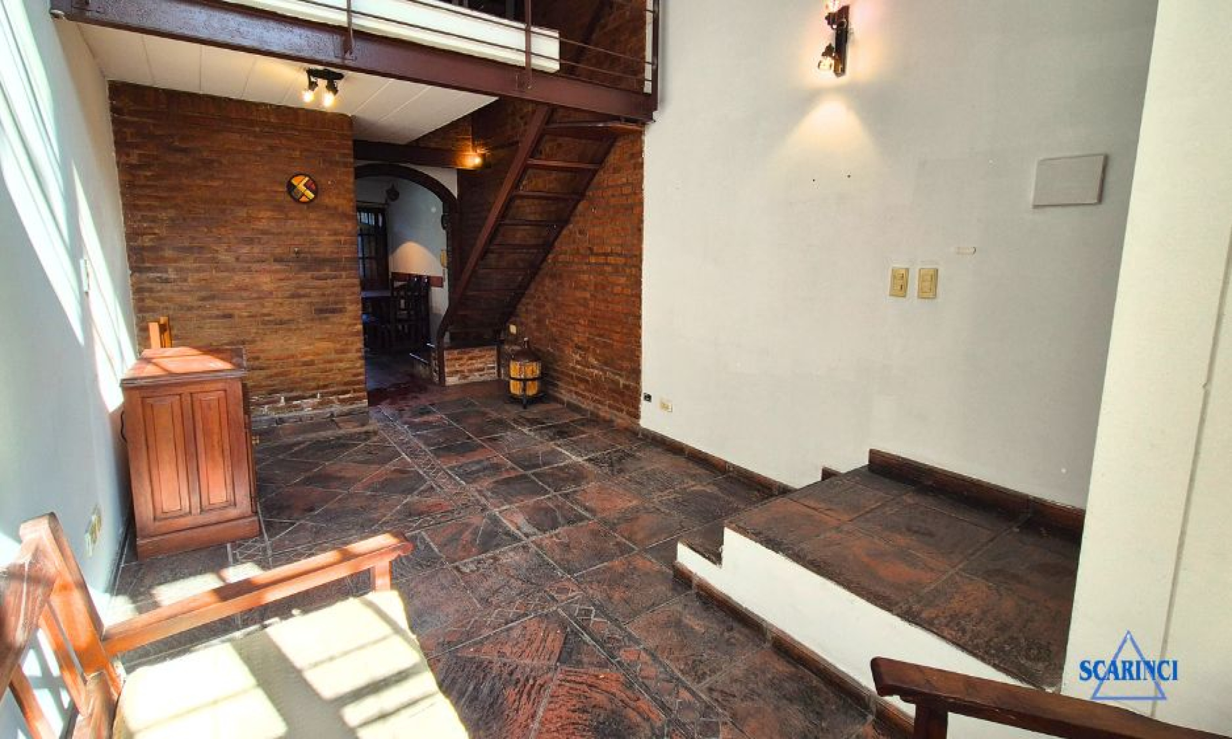 Venta de Triplex de 4 ambientes con cochera en subsuelo y fondo libre apto jardín o patio Palomar.