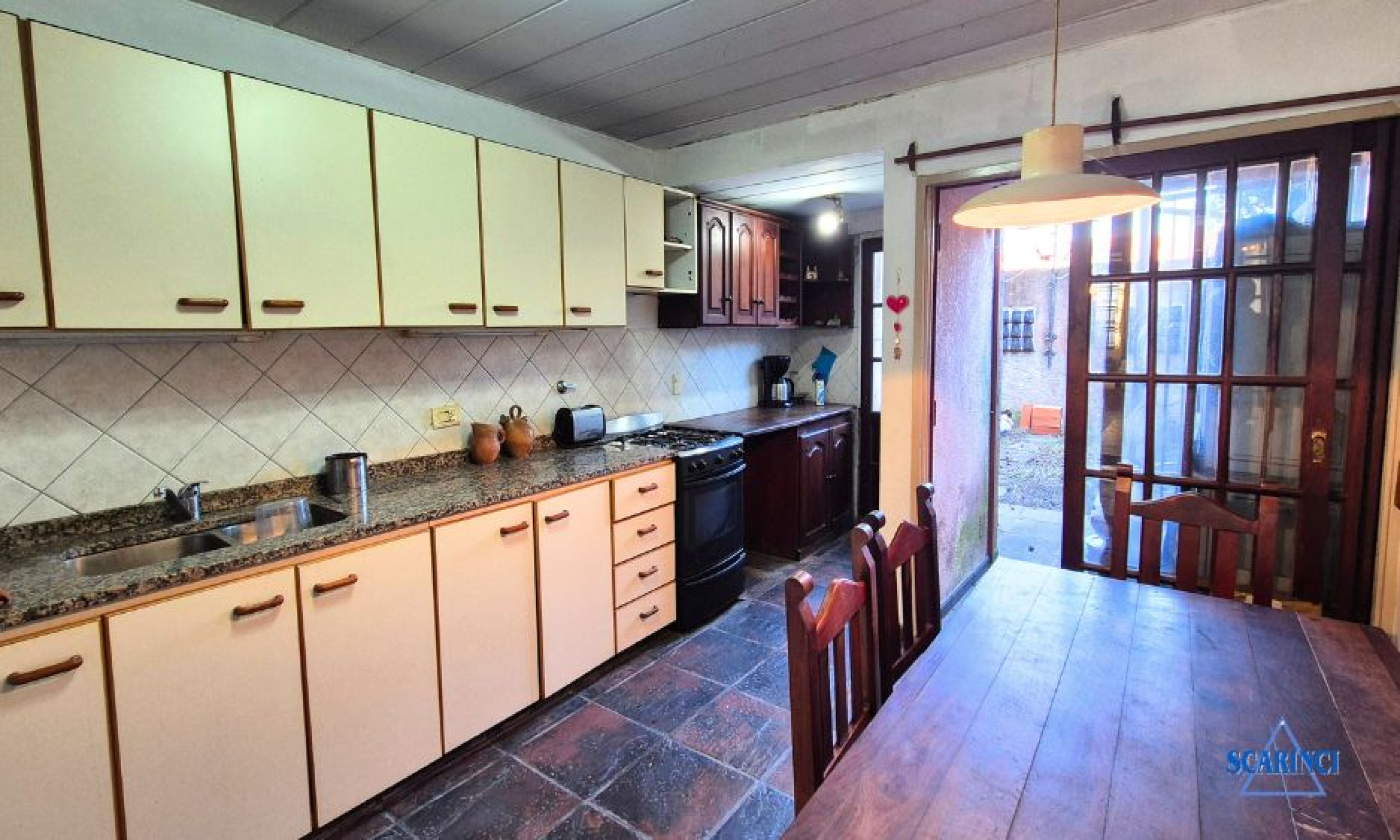 Venta de Triplex de 4 ambientes con cochera en subsuelo y fondo libre apto jardín o patio Palomar.