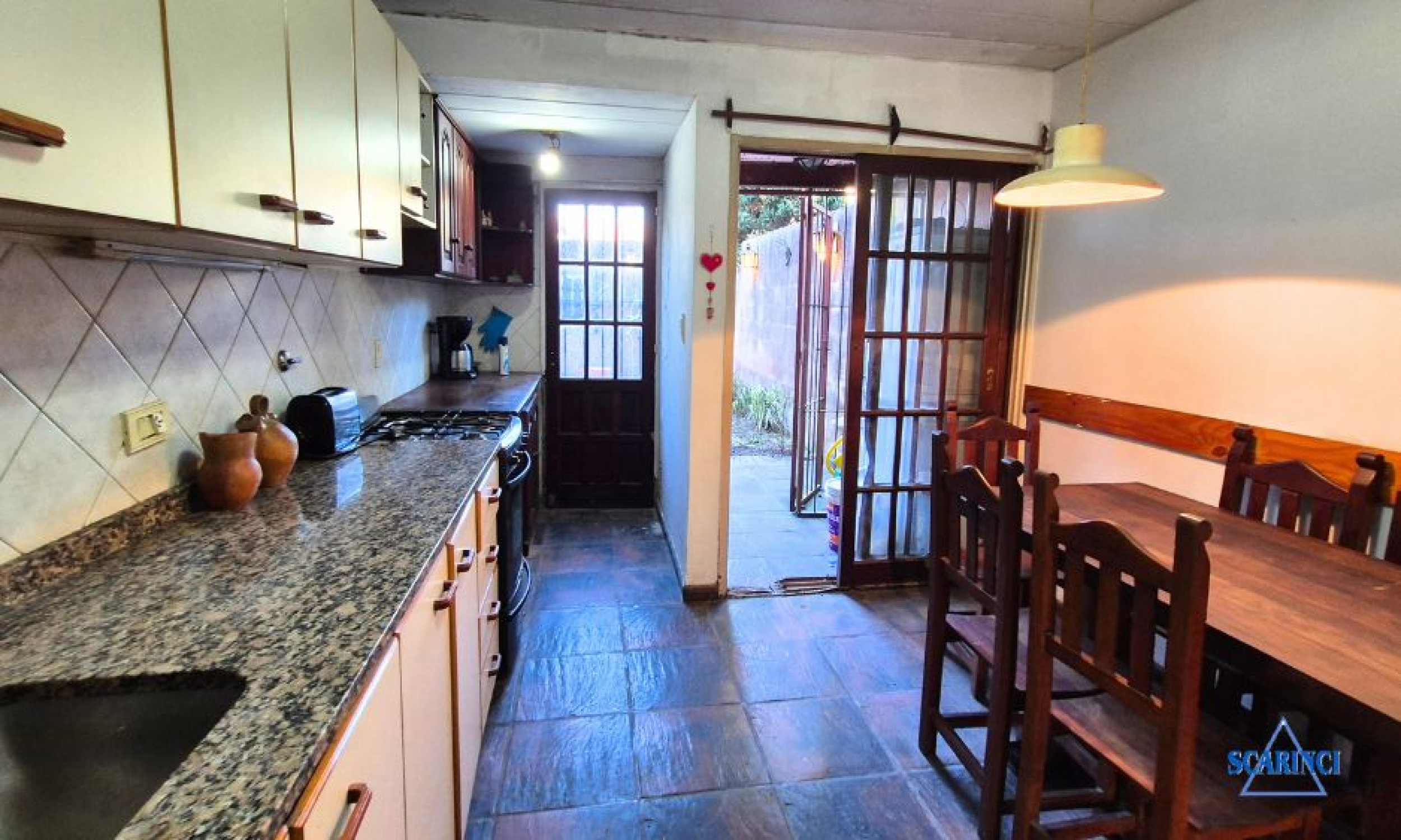 Venta de Triplex de 4 ambientes con cochera en subsuelo y fondo libre apto jardín o patio Palomar.