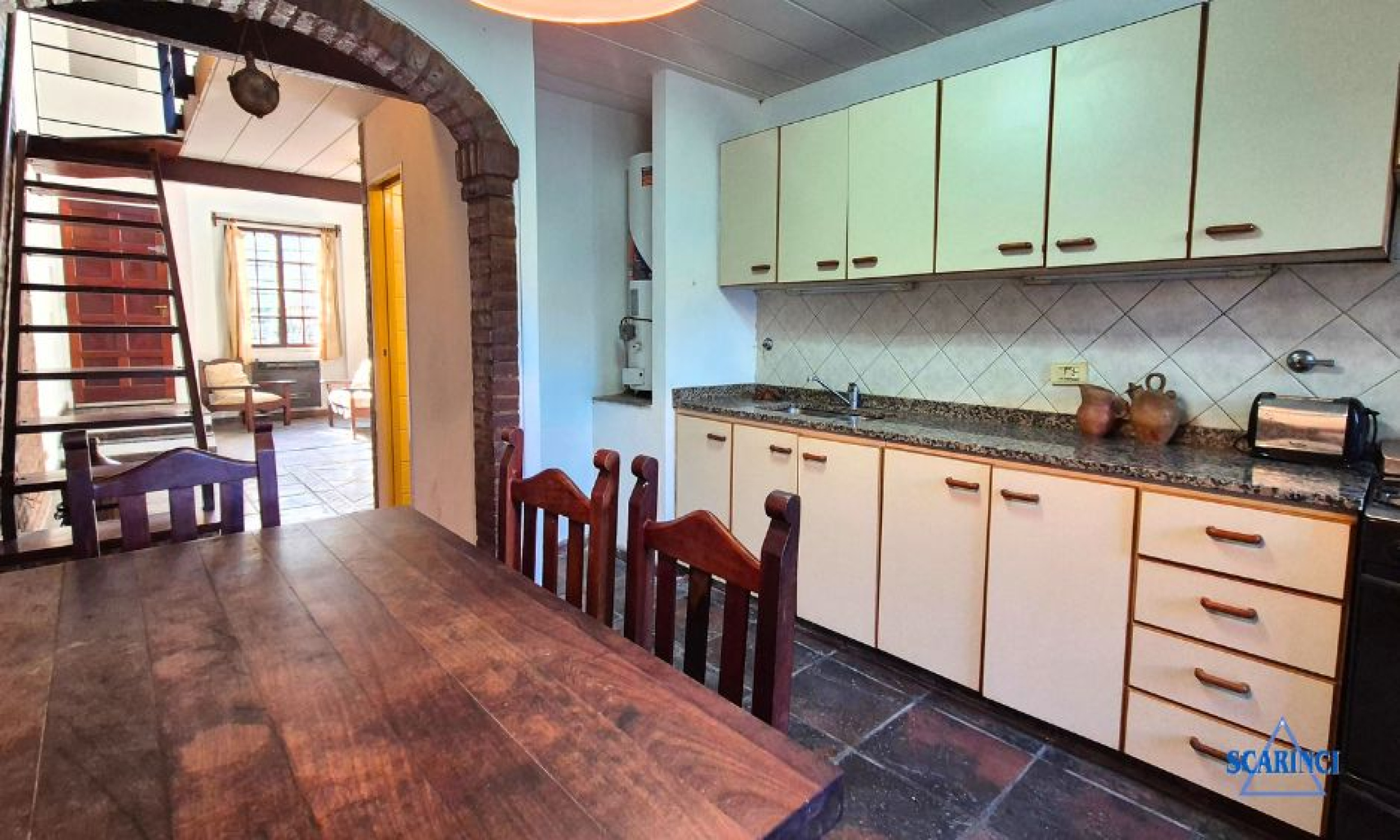 Venta de Triplex de 4 ambientes con cochera en subsuelo y fondo libre apto jardín o patio Palomar.