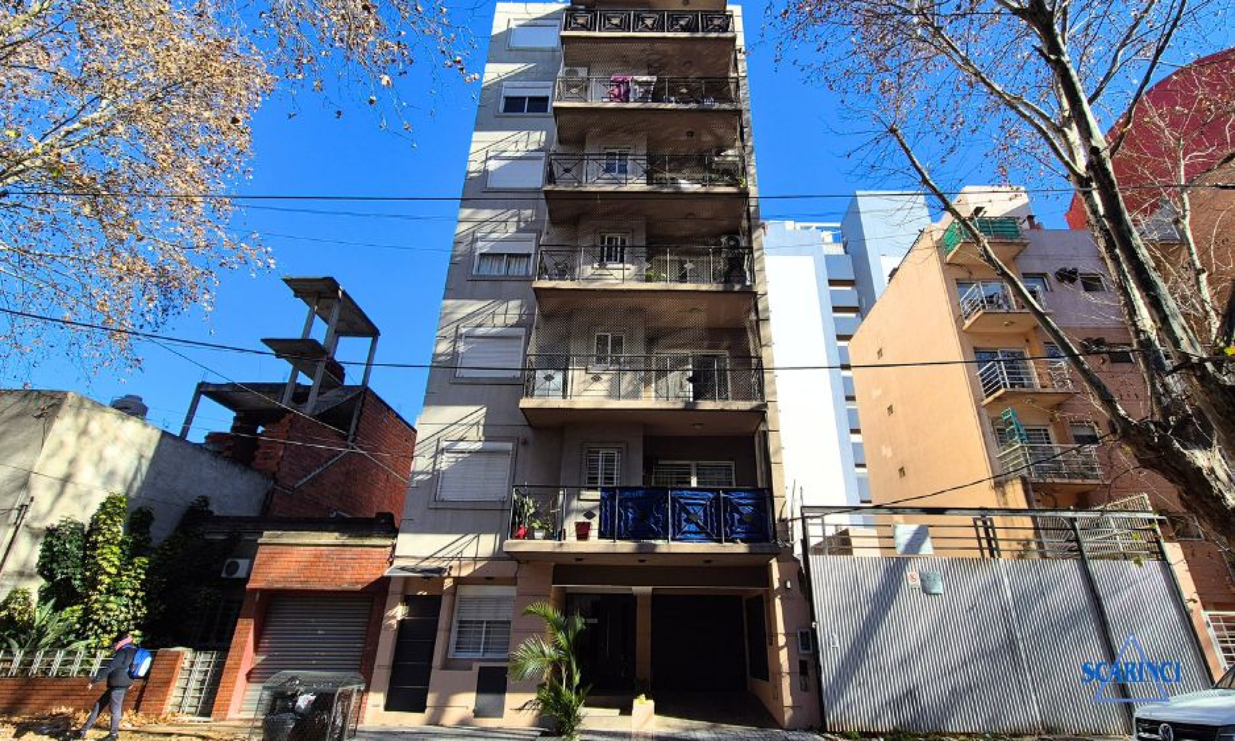 Alquiler de departamento 3 ambientes con cochera y balcón Sáenz Peña. 