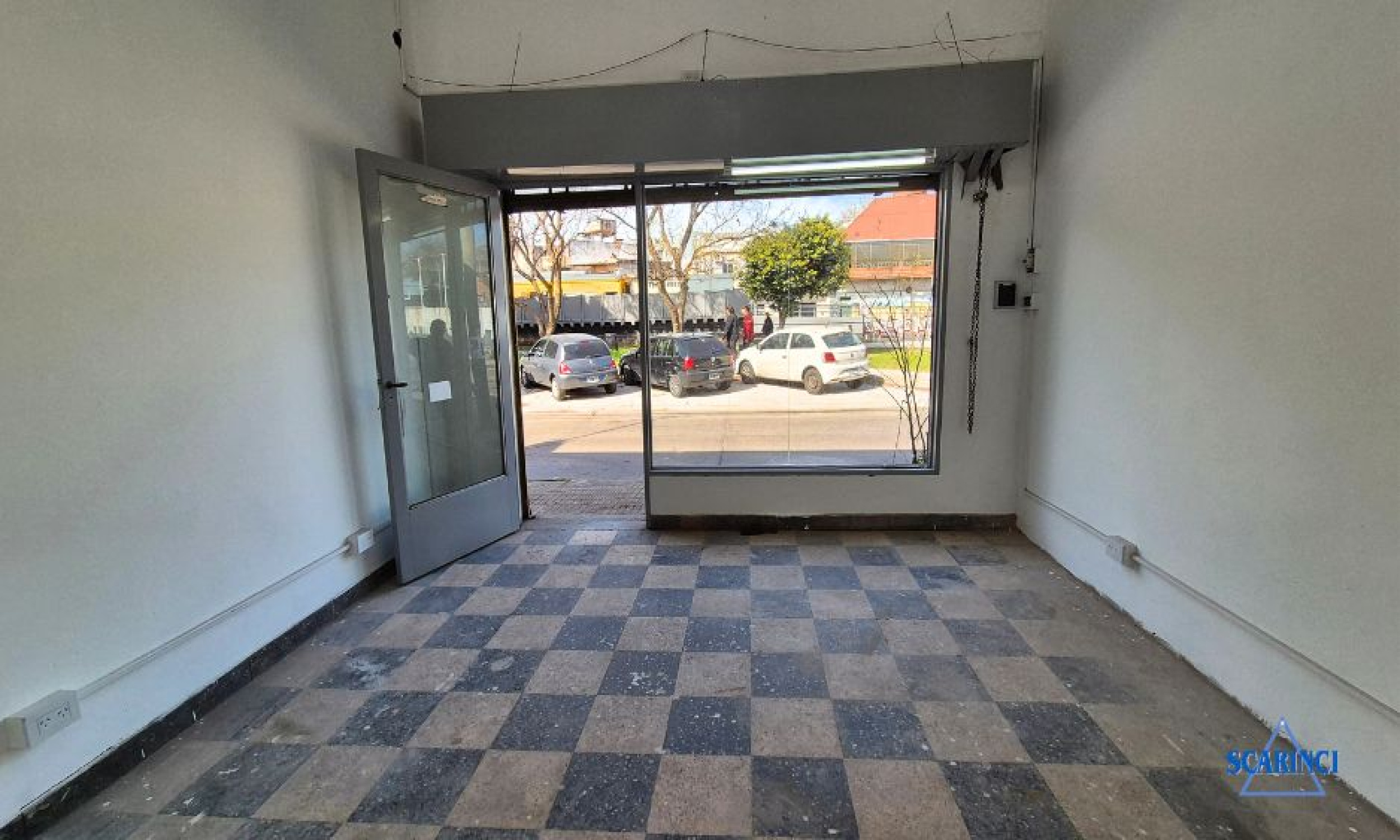 Alquiler de local comercial sin expensas en Villa Lynch.