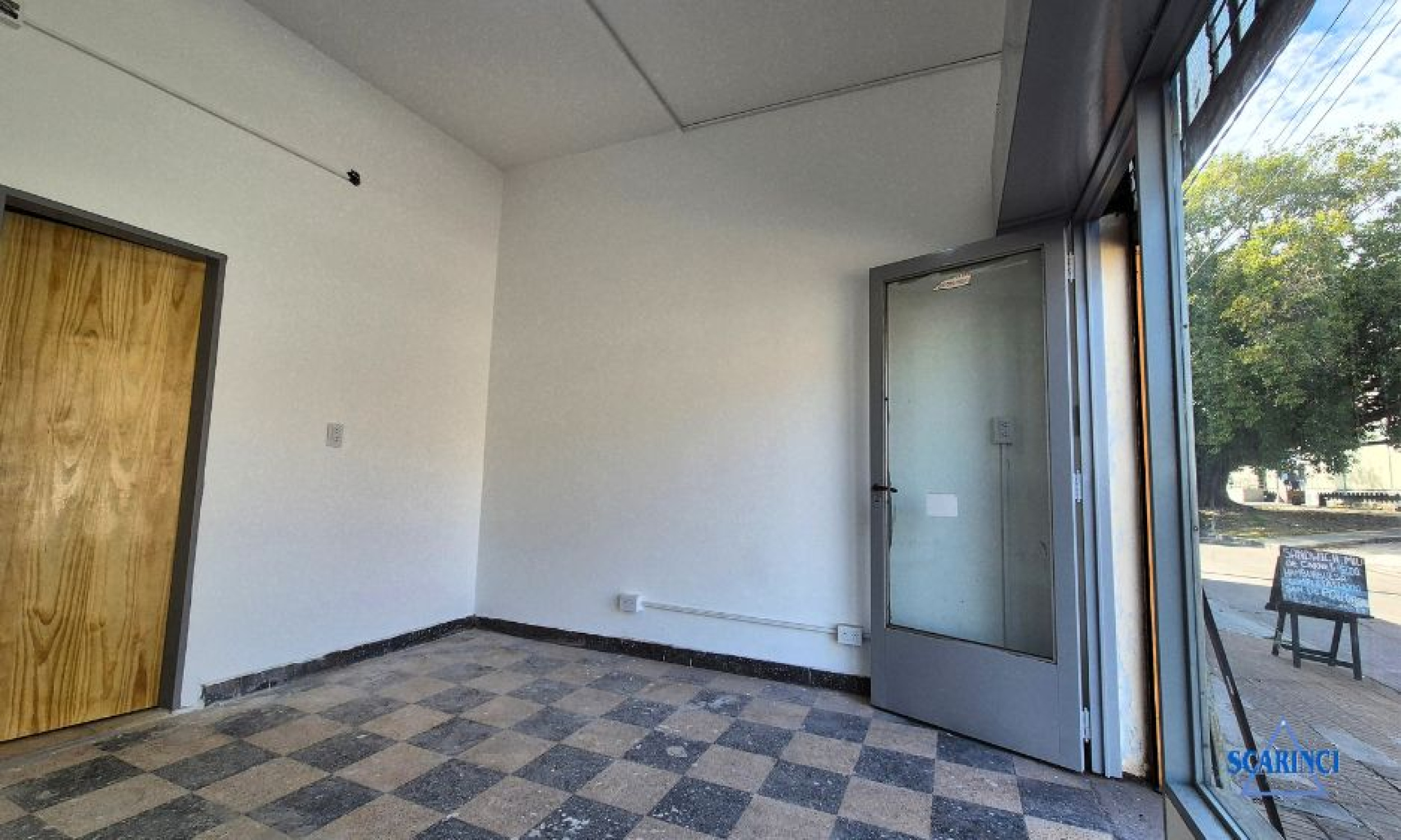 Alquiler de local comercial sin expensas en Villa Lynch.