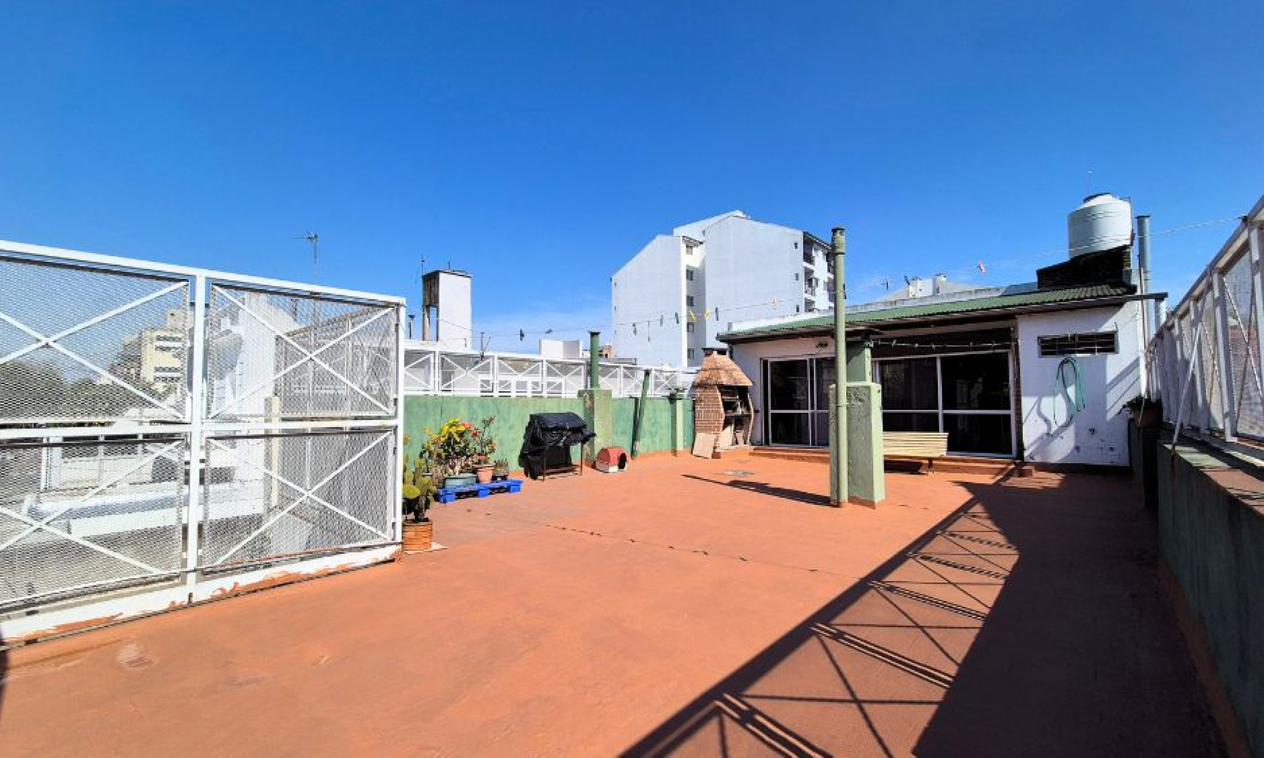 Venta de Ph de 5 ambientes Sin expensas, con garage, patio, quincho, parrilla y terraza en Santos Lugares.