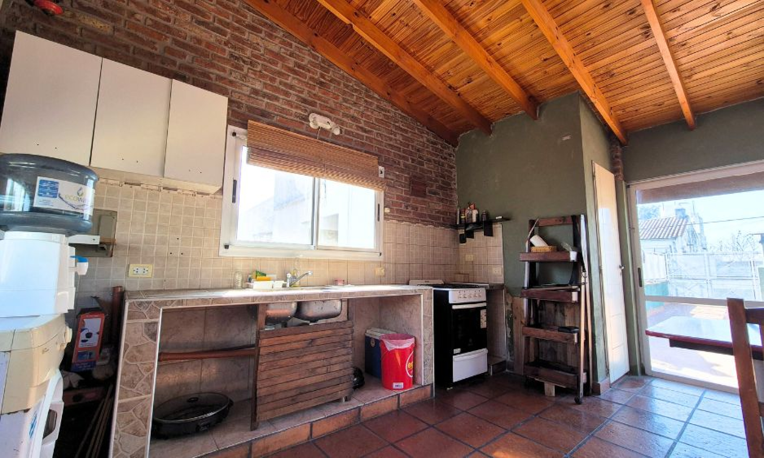 Venta de Ph de 5 ambientes Sin expensas, con garage, patio, quincho, parrilla y terraza en Santos Lugares.