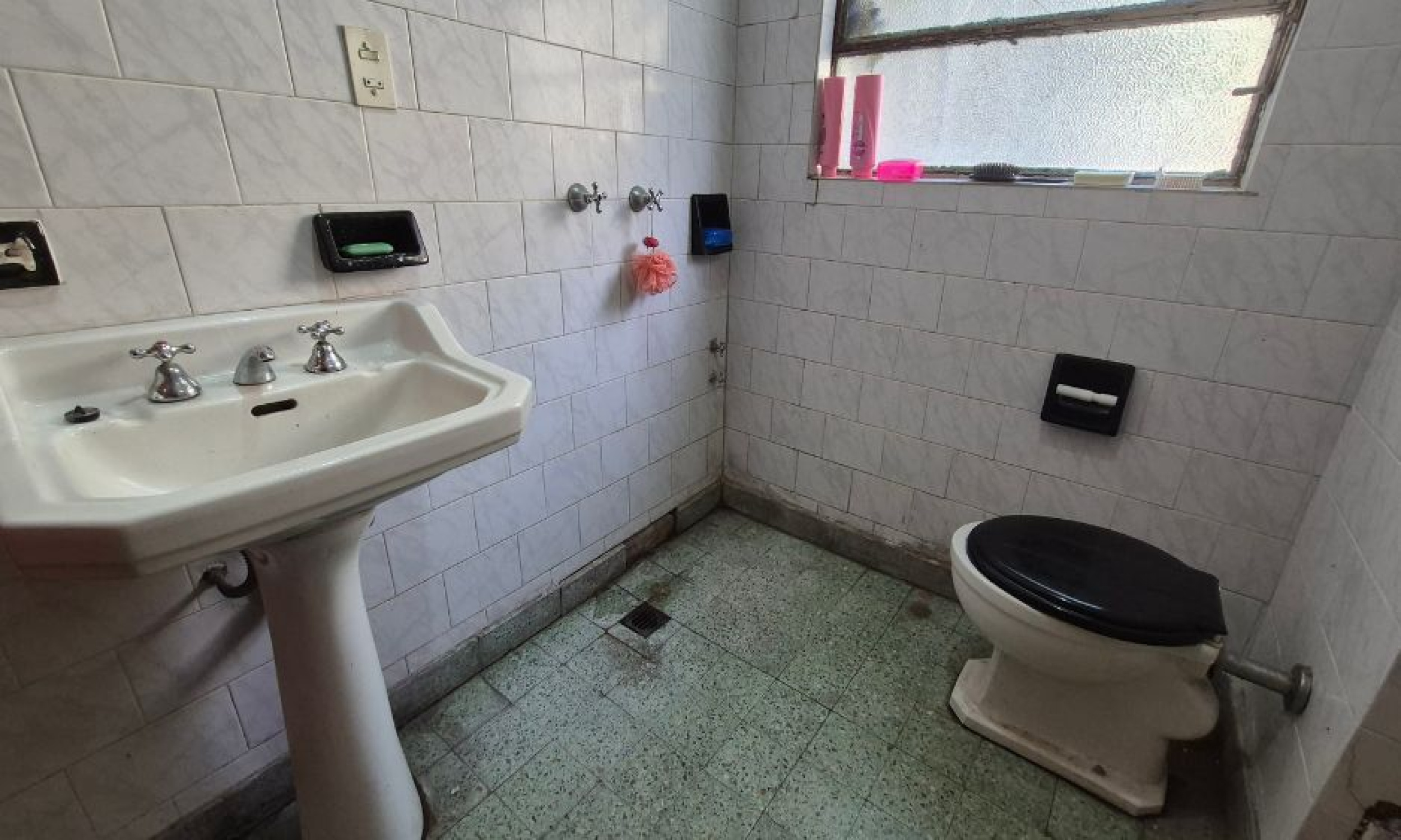 Padre Silberman 1319, Santos Lugares, Tres de Febrero, Provincia de Buenos Aires, Argentina, 7 Bedrooms Bedrooms, 6 Rooms Rooms,2 BathroomsBathrooms,Casas,Venta,Padre Silberman,2896